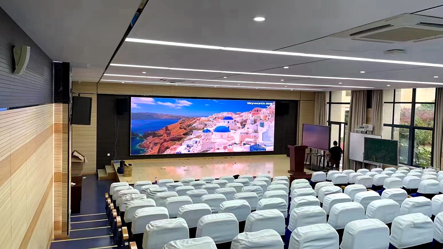 5 Innovative Uses of Interactive LED Displays in Educational Spaces