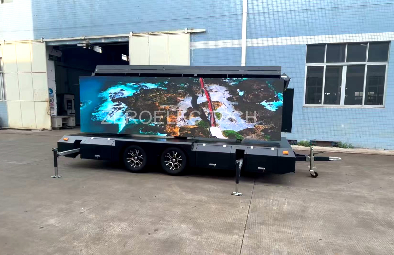 Revolutionary Trailer LED Display with Hydraulic Lift, Fold & Rotate